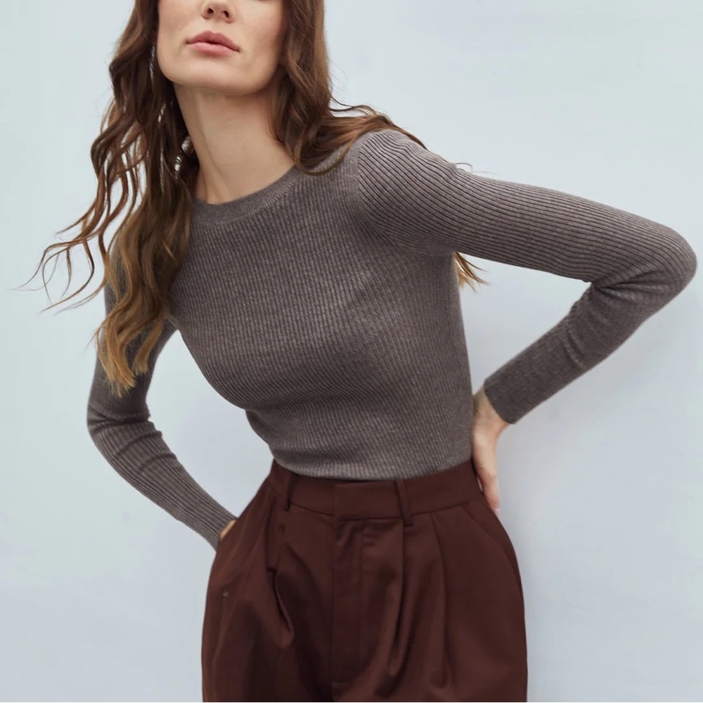 Dark brown ribbed slim sweater
